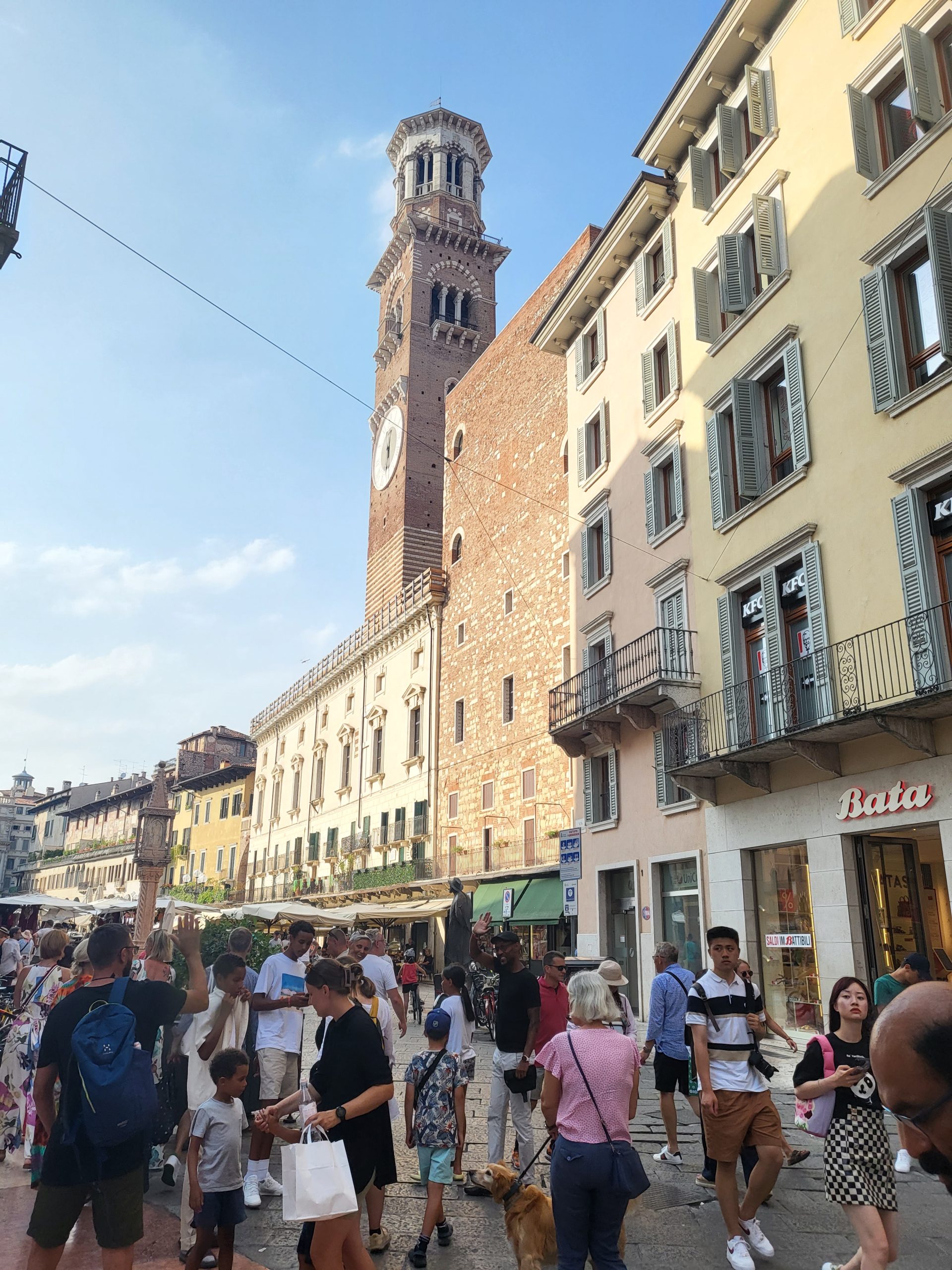 Verona travel itinerary Via Mazzini district with many people walking and shopping