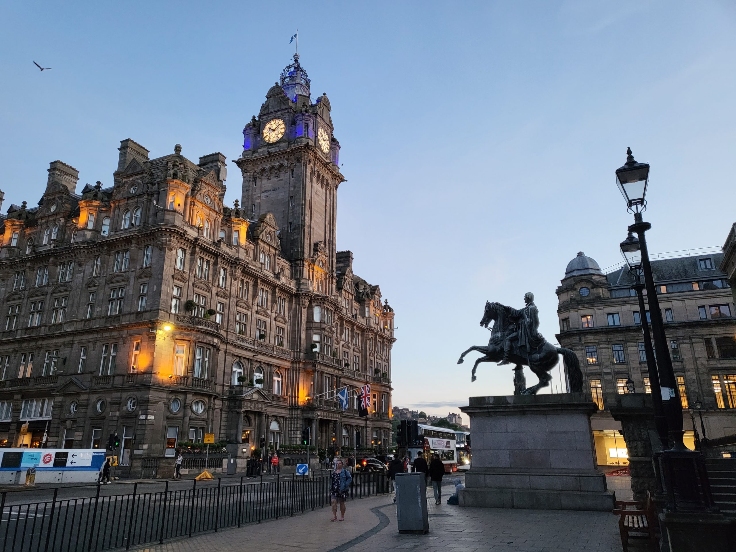 Night falling on a beautiful summer evening in Edinburgh Scotland in 21 cheap things to do in Edinburgh