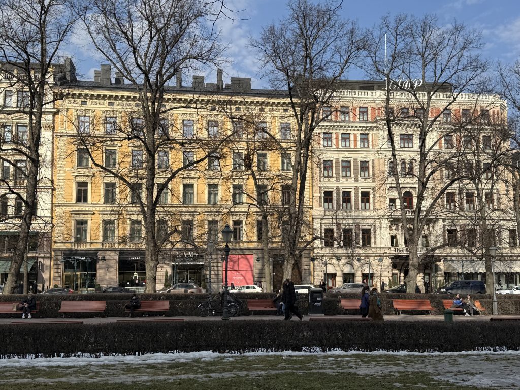 Esplanadi Park, the tree-lined boulevard in central Helsinki that runs from Market Square toward the Design District, lined with cafés and shops, and great for a 10-15 minute stroll in Helsinki, Finland